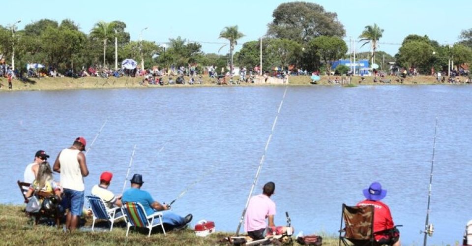 Prefeitura coloca 2,5 toneladas de peixes no lago do Parque Antenor Martins Prefeitura coloca 2,5 toneladas de peixes no lago do Parque Antenor Martins