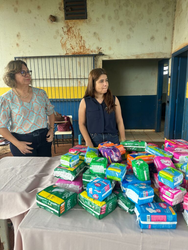 Vereadora Karla Gomes faz entrega de absorventes na Aldeia Panambizinho Vereadora Karla Gomes faz entrega de absorventes na Aldeia Panambizinho