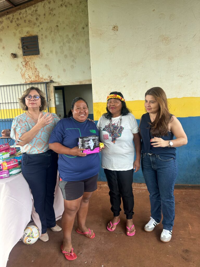 Vereadora Karla Gomes faz entrega de absorventes na Aldeia Panambizinho Vereadora Karla Gomes faz entrega de absorventes na Aldeia Panambizinho