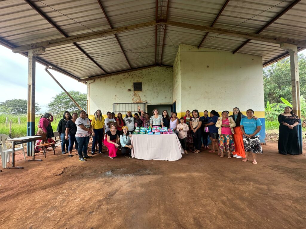 Vereadora Karla Gomes faz entrega de absorventes na Aldeia Panambizinho Vereadora Karla Gomes faz entrega de absorventes na Aldeia Panambizinho