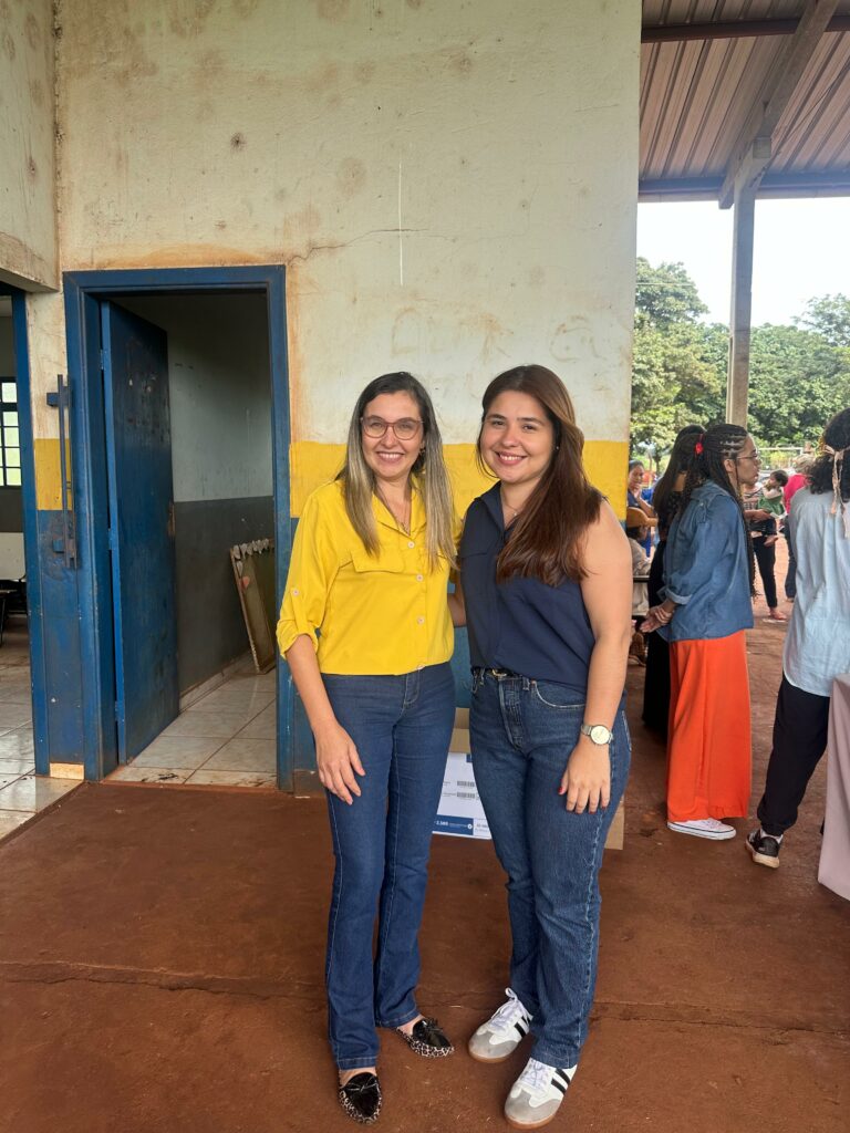 Vereadora Karla Gomes faz entrega de absorventes na Aldeia Panambizinho Vereadora Karla Gomes faz entrega de absorventes na Aldeia Panambizinho