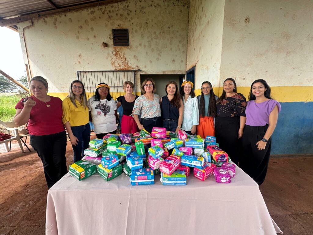 Vereadora Karla Gomes faz entrega de absorventes na Aldeia Panambizinho Vereadora Karla Gomes faz entrega de absorventes na Aldeia Panambizinho