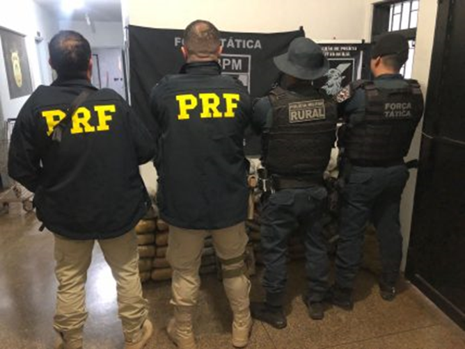 PM/PRF apreendem mais de 100 kg de maconha e prendem dois em flagrante PM/PRF apreendem mais de 100 kg de maconha e prendem dois em flagrante