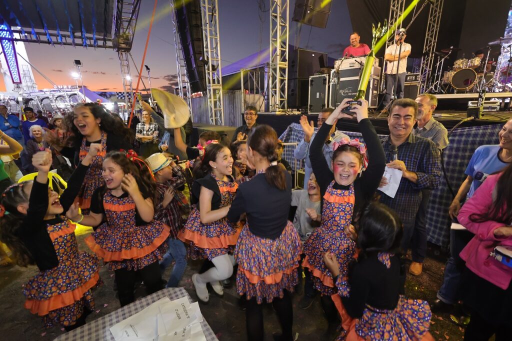 Festa Junina encerra com recorde de público e elogios à organização Festa Junina encerra com recorde de público e elogios à organização
