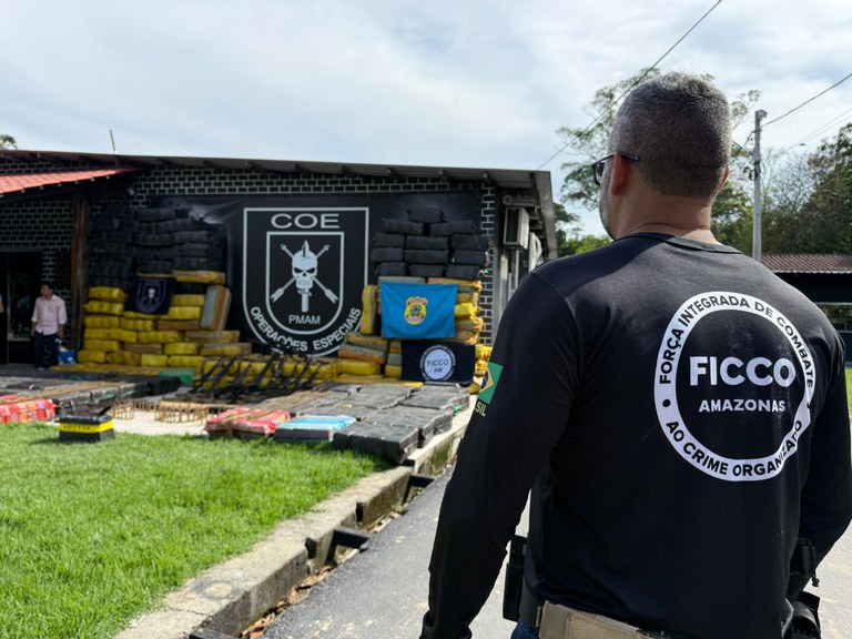 FICCO/AM apreende mais de 6 toneladas de entorpecentes transportados em lancha especial na Amazônia FICCO/AM apreende mais de 6 toneladas de entorpecentes transportados em lancha especial na Amazônia