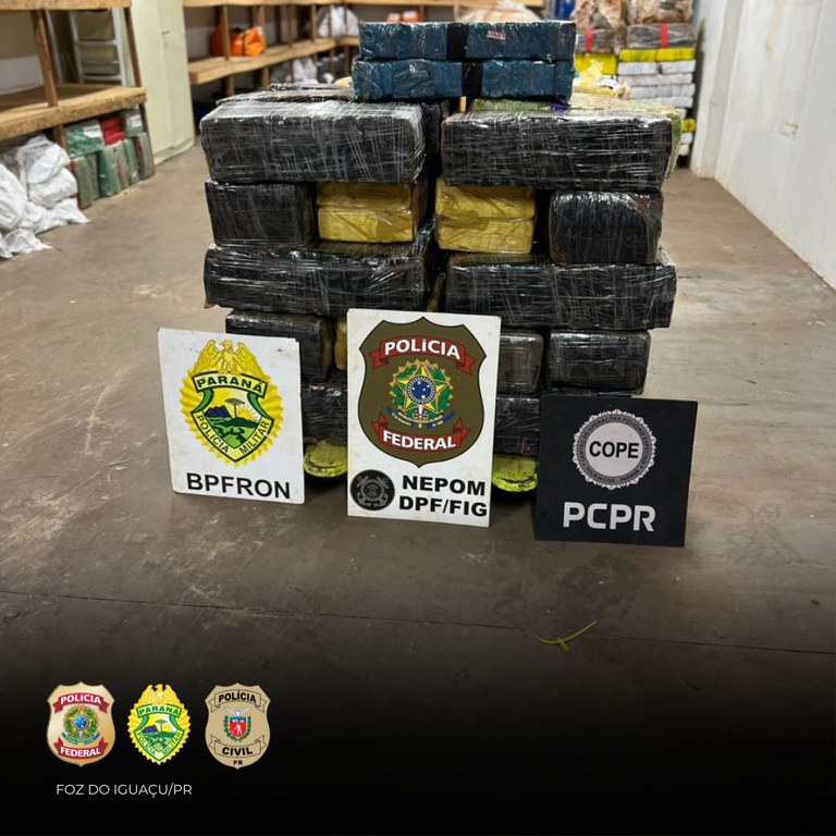 PF, PC e PMPR apreendem embarcações e mais de meia tonelada de drogas PF, PC e PMPR apreendem embarcações e mais de meia tonelada de drogas