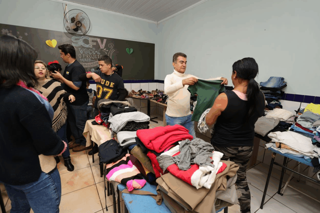 Prefeitura realiza brechó solidário com quase 2 mil peças no Cras do Jóquei Clube Prefeitura realiza brechó solidário com quase 2 mil peças no Cras do Jóquei Clube
