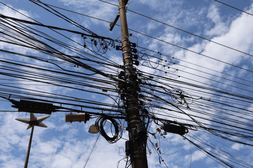Prefeitura reúne operadoras e cobra fim da poluição visual, dos fios soltos e emaranhados nos postes Prefeitura reúne operadoras e cobra fim da poluição visual, dos fios soltos e emaranhados nos postes
