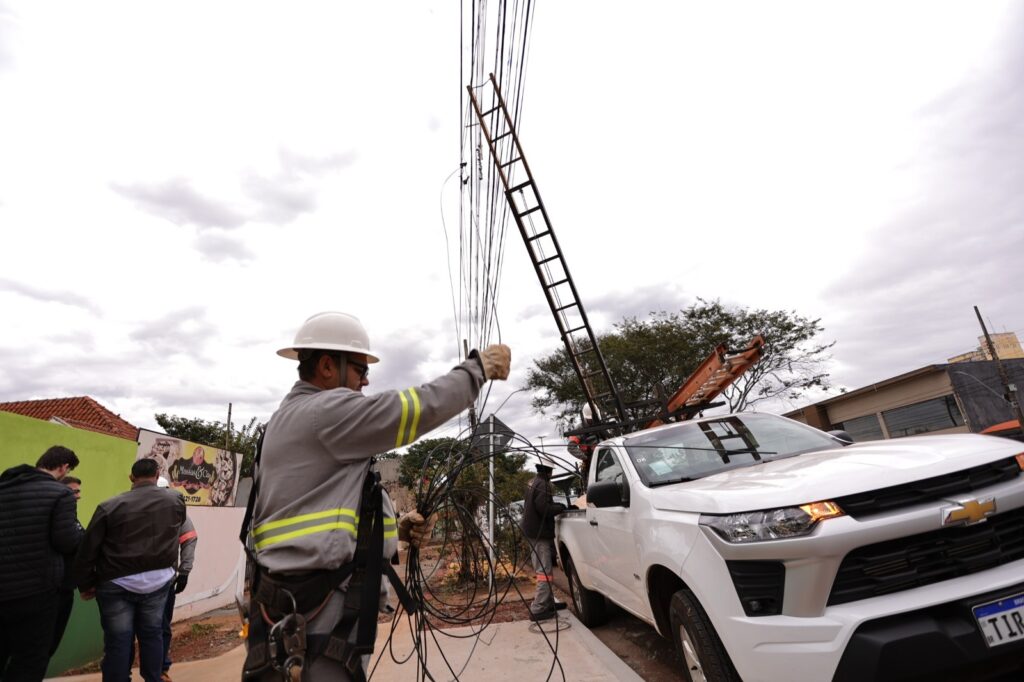 Prefeitura amplia força-tarefa para diminuir poluição visual dos fios de internet e telefonia