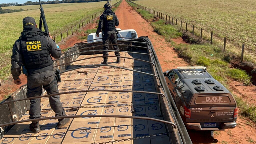 DOF apreende carreta carregada com 25 mil pacotes de cigarros contrabandeados