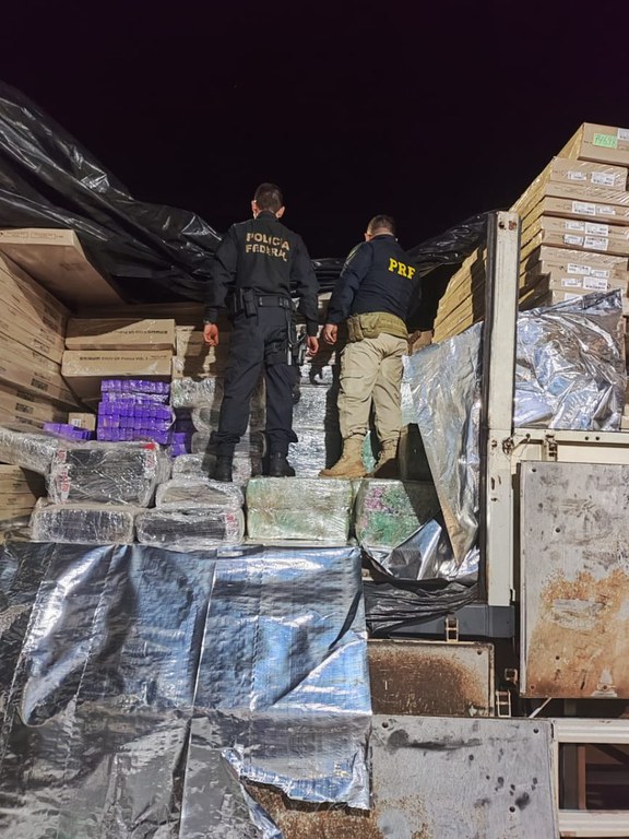 PF, PC e PM apreendem 8 toneladas de maconha no Paraná PF, PC e PM apreendem 8 toneladas de maconha no Paraná