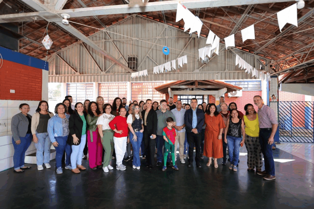 Prefeitura reforma cobertura do refeitório da Escola Rosa Câmara Prefeitura reforma cobertura do refeitório da Escola Rosa Câmara