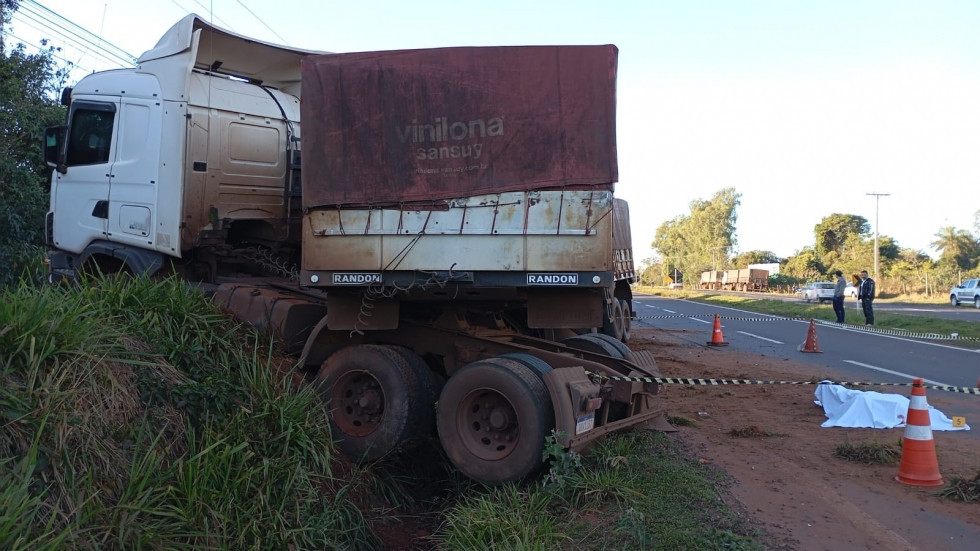 Carreta "atropela" carro parado sem combustível e tira a vida do condutor Carreta "atropela" carro parado sem combustível e tira a vida do condutor