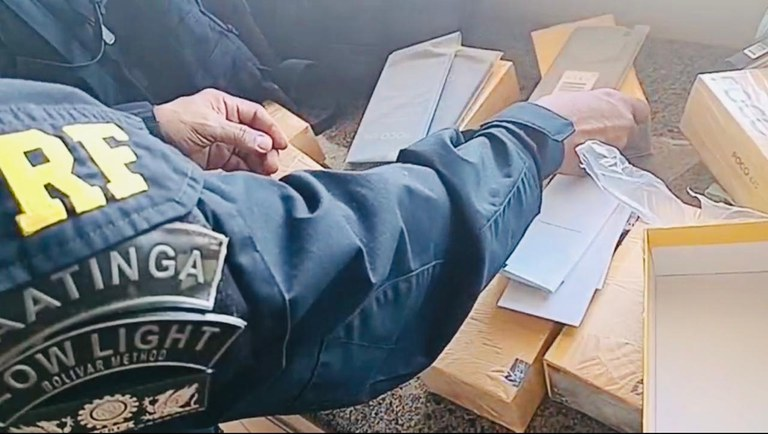 PRF apreende 76 Kg de maconha e contrabando em Rio Brilhante