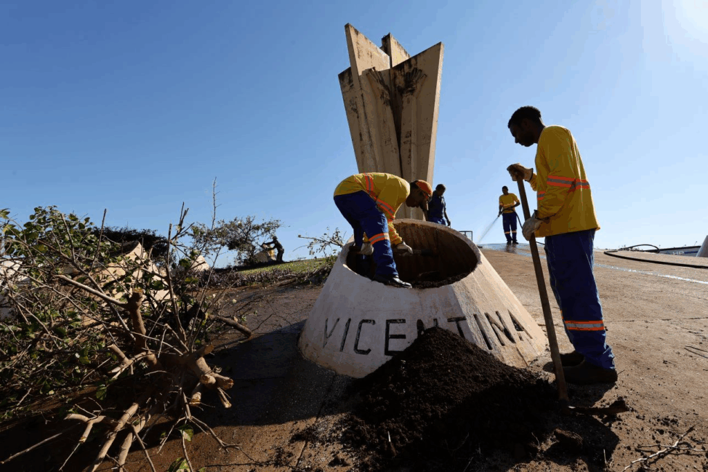 Prefeitura inicia limpeza e revitalização do Monumentao Colono, a ‘Mão do Braz’