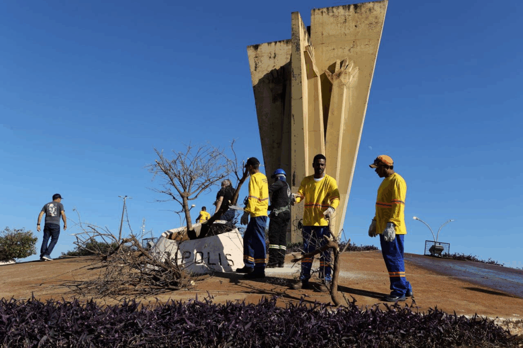 Prefeitura inicia limpeza e revitalização do Monumentao Colono, a ‘Mão do Braz’