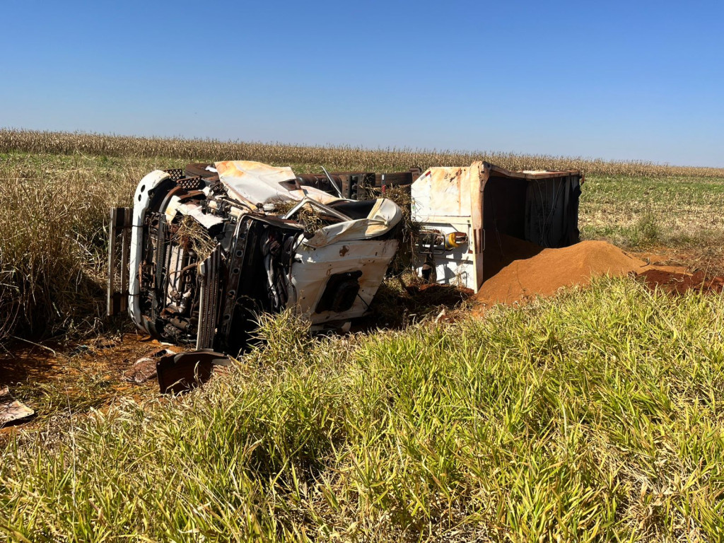 Caminhoneiro morre na MS-162 após tombar carreta Caminhoneiro morre na MS-162 após tombar carreta
