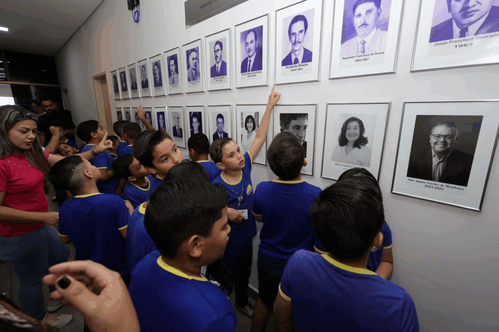 Prefeitura recebe alunos da Escola Luiz Antonio em projeto Dourados 90 anos
