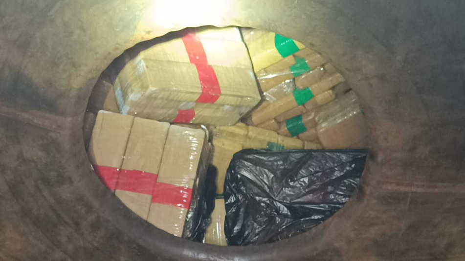 Com ajuda de helicóptero PRF prende dois, apreende carros e 4 toneladas de drogas