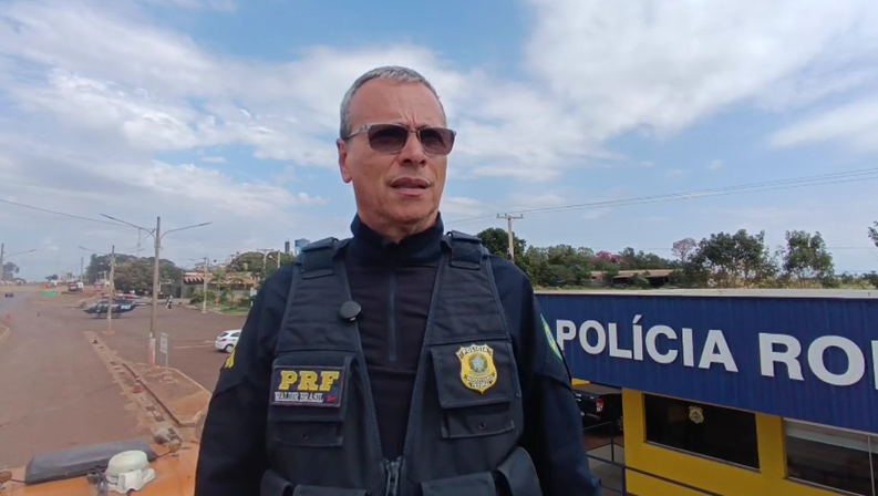 Com ajuda de helicóptero PRF prende dois, apreende carros e 4 toneladas de drogas