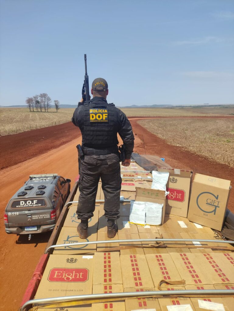 DOF apreende carreta com R$ 2,2 milhões em cigarros e agrotóxicos contrabandeados do Paraguai