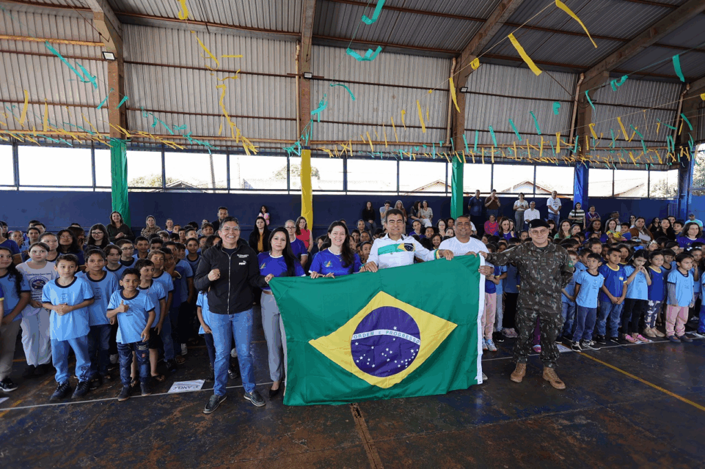Escola Iria Lúcia promove atividades cívicas com banda da Brigada Guaicurus Escola Iria Lúcia promove atividades cívicas com banda da Brigada Guaicurus
