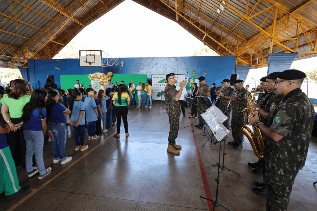 Prefeito convoca alunos a cuidar do patrimônio público durante Hora Cívica Prefeito convoca alunos a cuidar do patrimônio público durante Hora Cívica