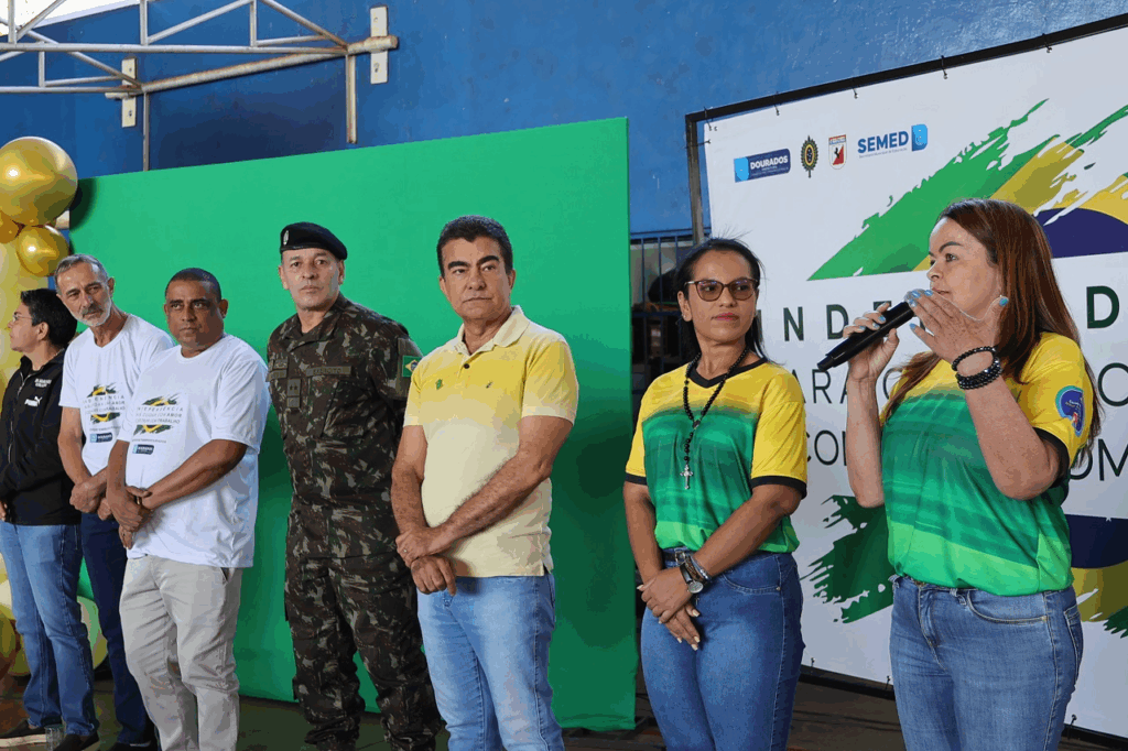 Prefeito convoca alunos a cuidar do patrimônio público durante Hora Cívica Prefeito convoca alunos a cuidar do patrimônio público durante Hora Cívica
