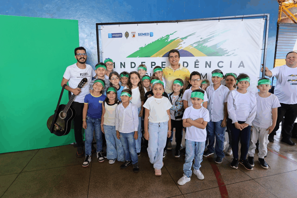Prefeito convoca alunos a cuidar do patrimônio público durante Hora Cívica Prefeito convoca alunos a cuidar do patrimônio público durante Hora Cívica