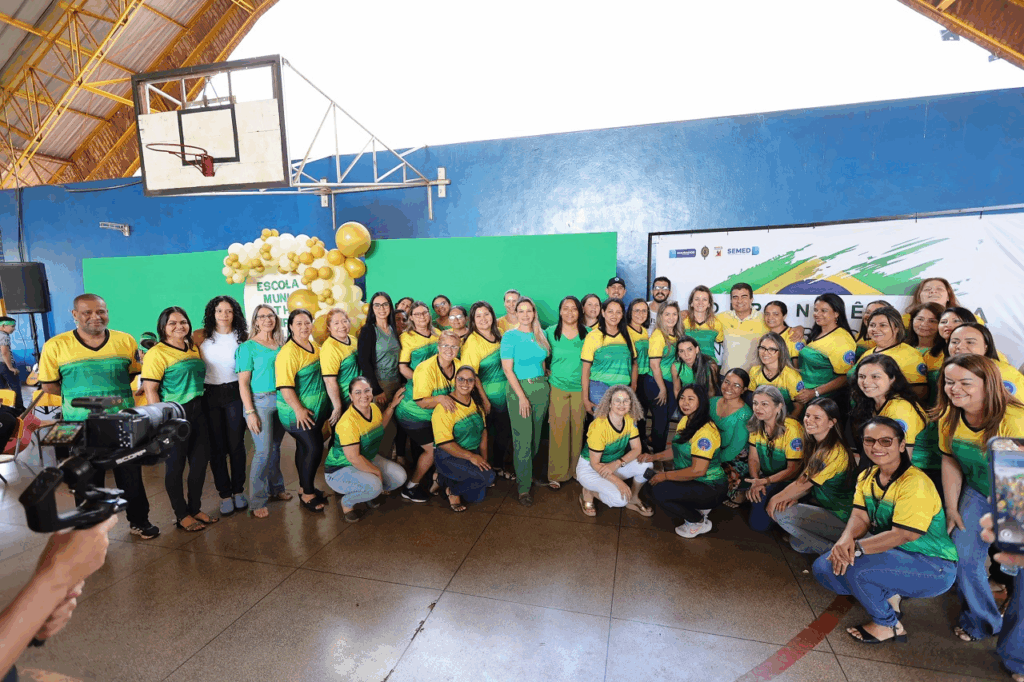 Prefeito convoca alunos a cuidar do patrimônio público durante Hora Cívica Prefeito convoca alunos a cuidar do patrimônio público durante Hora Cívica