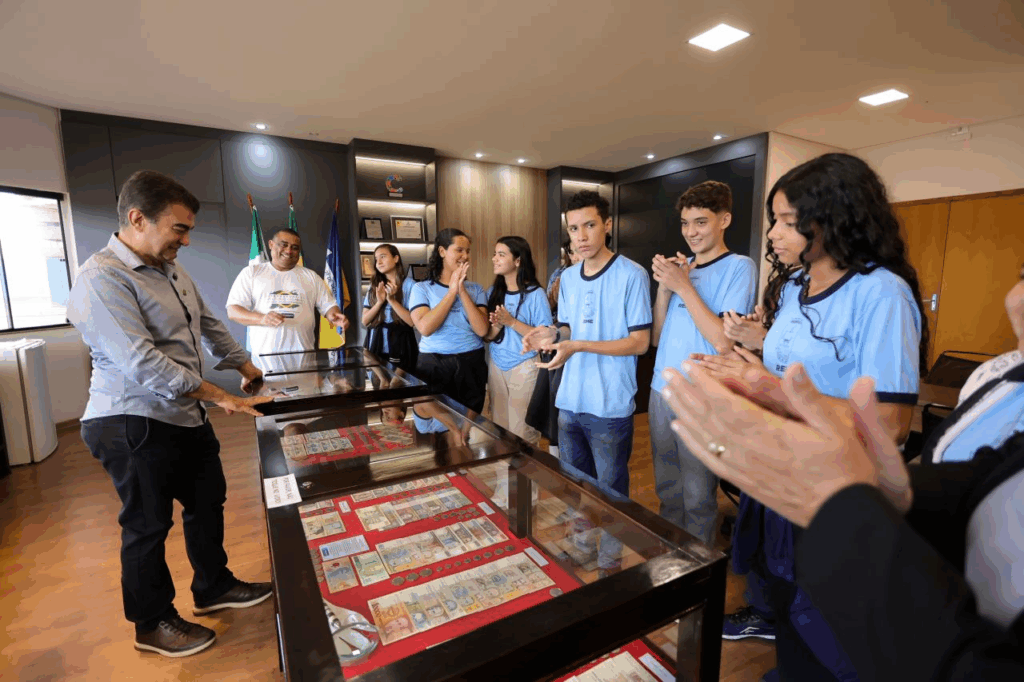Prefeito recebe estudantes com a exposição “Independência em Nossas Mãos”