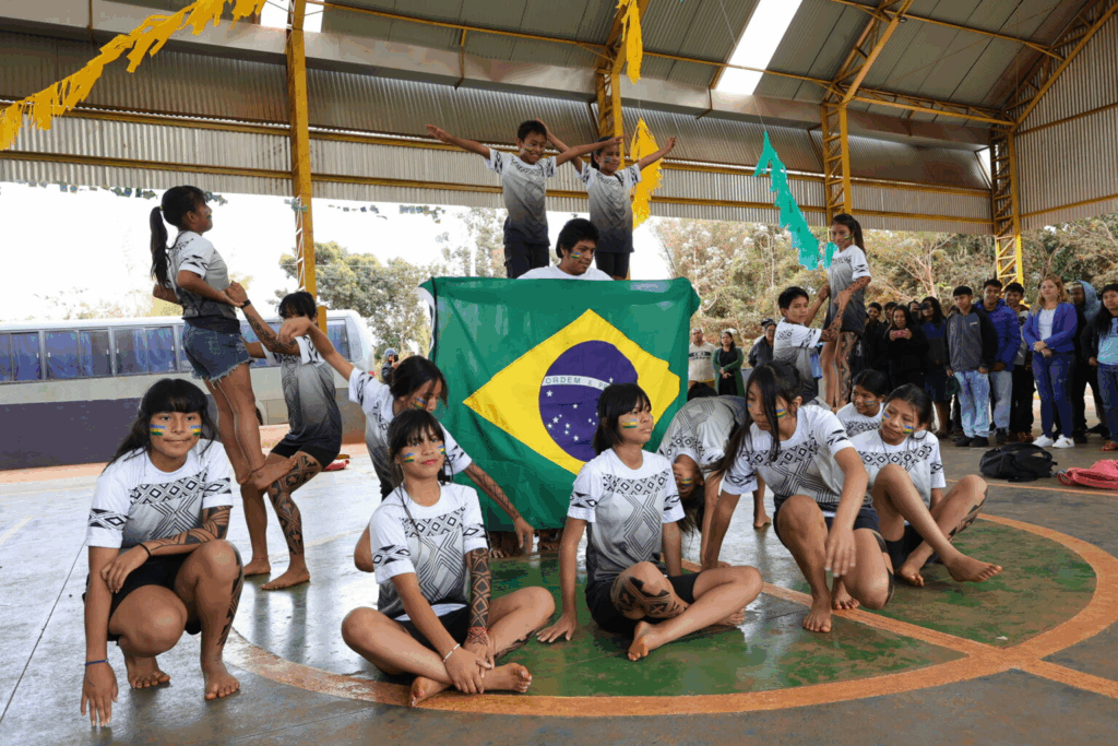 Prefeito encerra Hora Cívica na Escola Indígena e reforça convite para desfile de 7 de Setembro