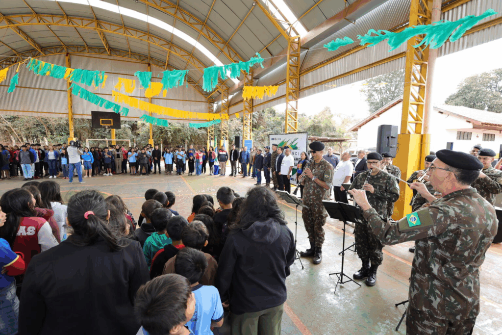 Prefeito encerra Hora Cívica na Escola Indígena e reforça convite para desfile de 7 de Setembro