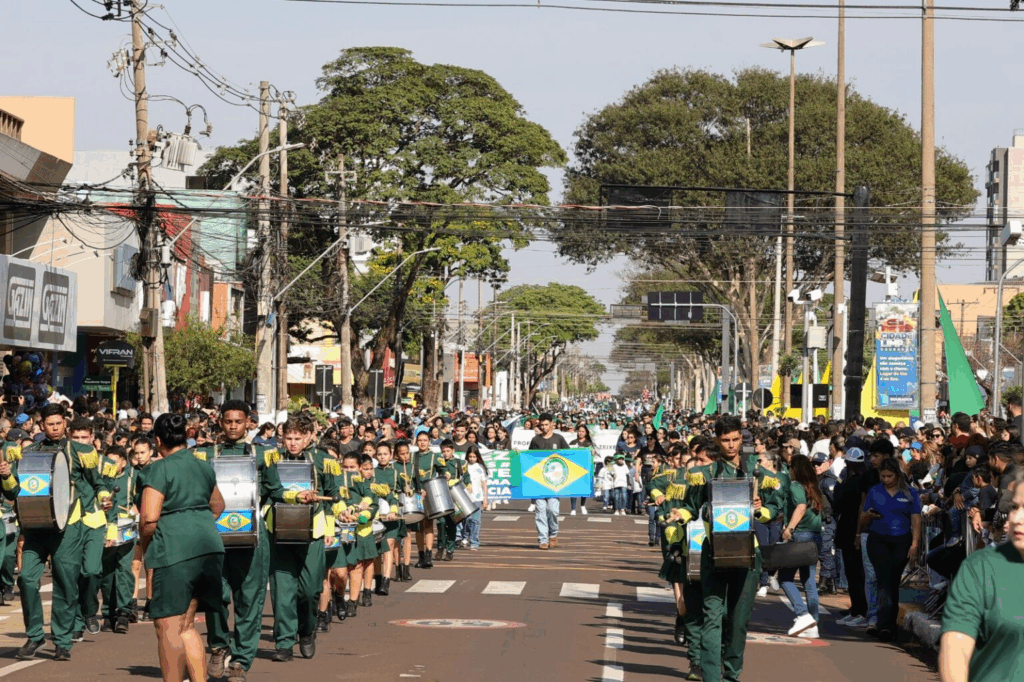 Prefeitura realiza desfile gigante e leva 30 mil pessoas para celebrar o 7 de Setembro Prefeitura realiza desfile gigante e leva 30 mil pessoas para celebrar o 7 de Setembro