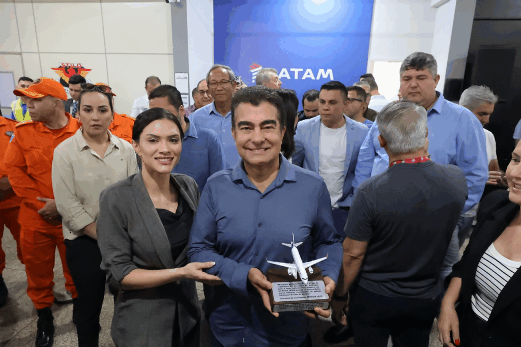 Prefeito aterrissa no 1º voo da Latam e destaca potencial de Dourados Prefeito aterrissa no 1º voo da Latam e destaca potencial de Dourados