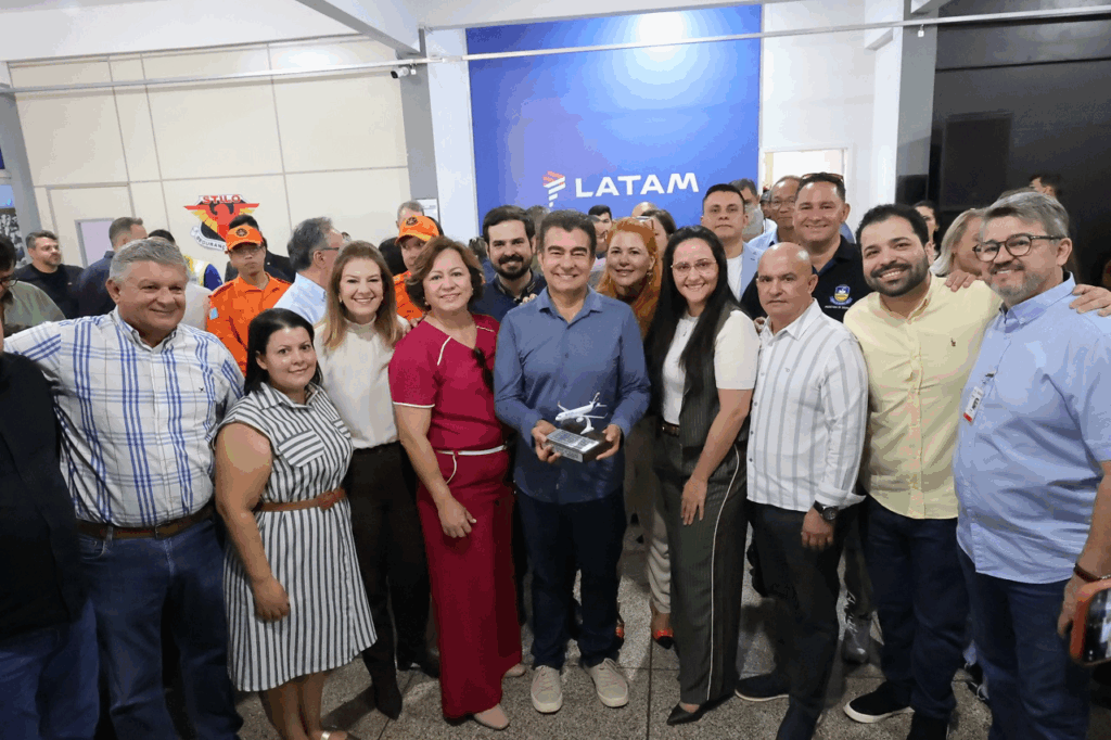Prefeito aterrissa no 1º voo da Latam e destaca potencial de Dourados Prefeito aterrissa no 1º voo da Latam e destaca potencial de Dourados