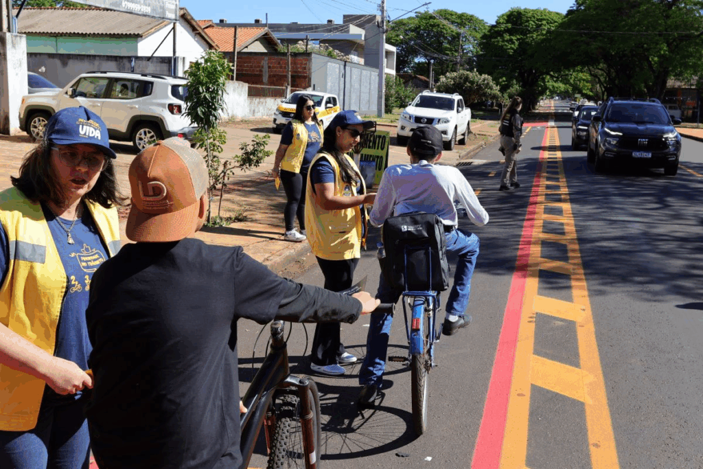 Prefeitura orienta ciclistas sobre regras e cuidados com o trânsito