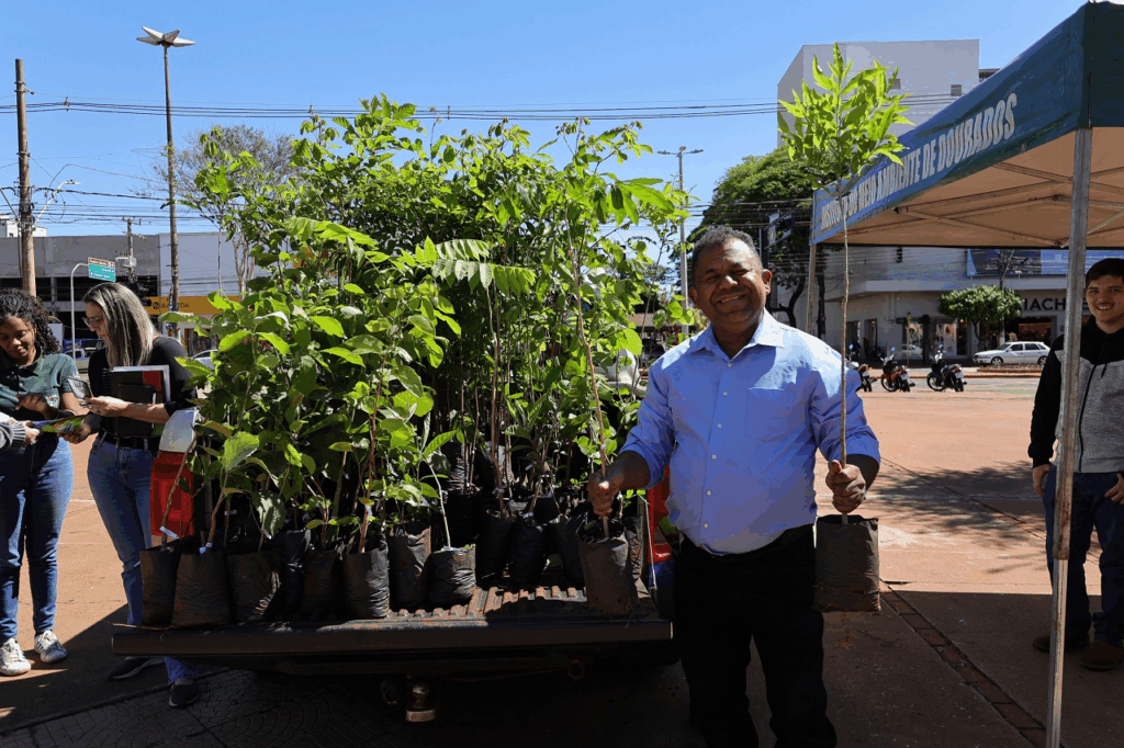 Prefeitura celebra Semana da Árvore com distribuição de mil mudas nativas e frutíferas Prefeitura celebra Semana da Árvore com distribuição de mil mudas nativas e frutíferas