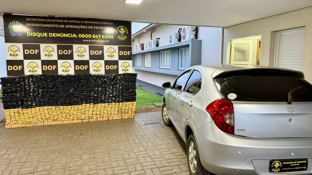 DOF apreende 855 quilos de droga em carro com placas paraguaias DOF apreende 855 quilos de droga em carro com placas paraguaias