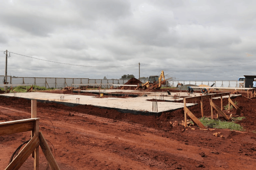 Ao chegar em Dourados, Riedel é recebido por Marçal e vistoria obras no aeroporto Ao chegar em Dourados, Riedel é recebido por Marçal e vistoria obras no aeroporto