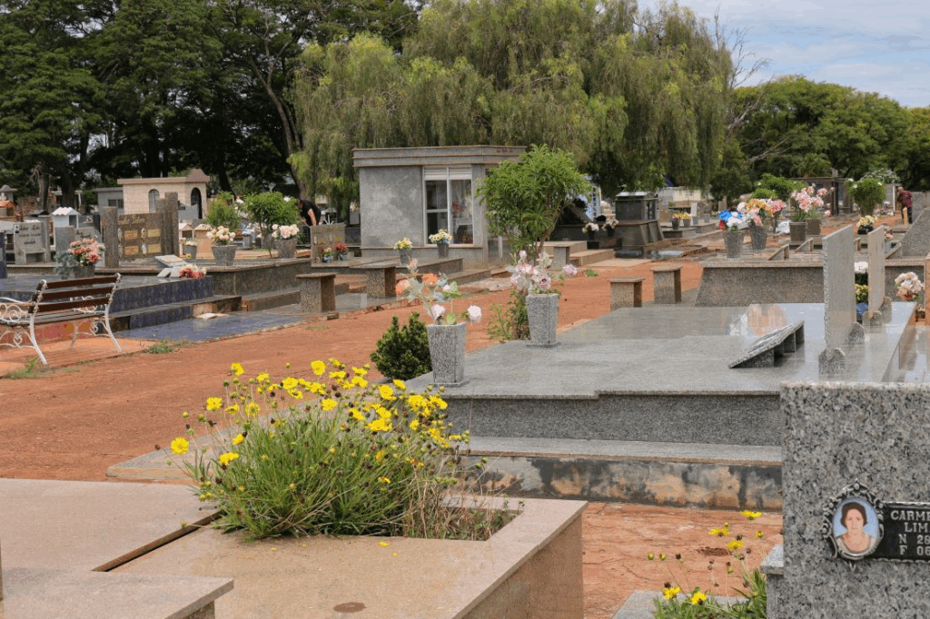 Prefeitura organiza cemitérios e espera receber 35 mil visitantes no Dia de Finados Prefeitura organiza cemitérios e espera receber 35 mil visitantes no Dia de Finados