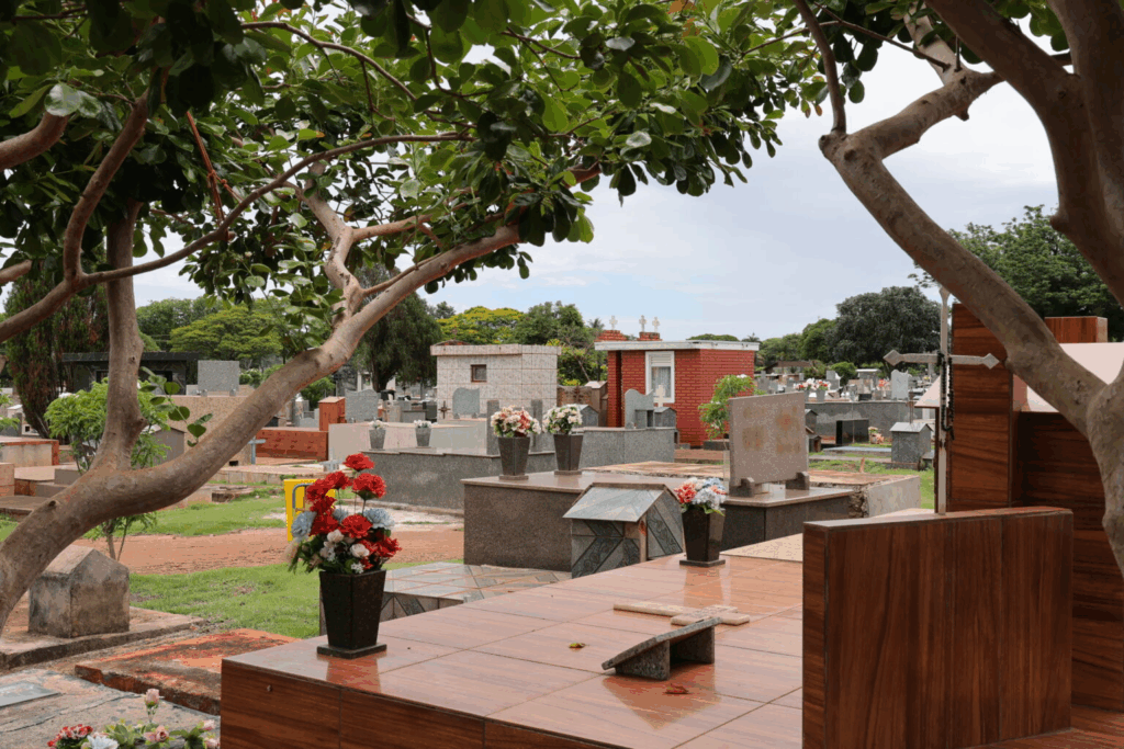 Prefeitura organiza cemitérios e espera receber 35 mil visitantes no Dia de Finados Prefeitura organiza cemitérios e espera receber 35 mil visitantes no Dia de Finados