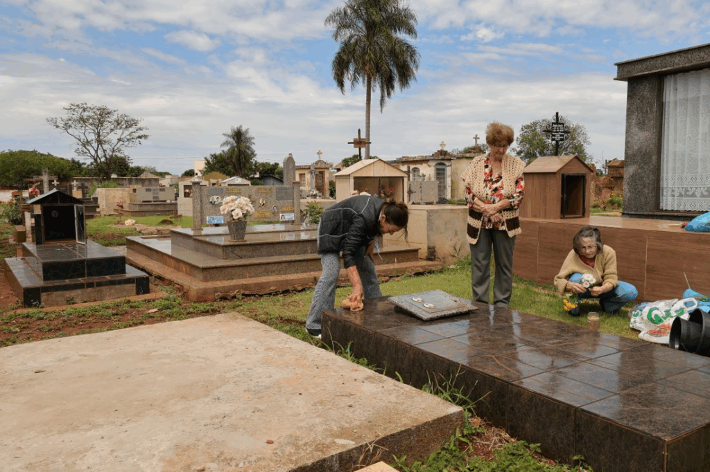 Prefeitura organiza cemitérios e espera receber 35 mil visitantes no Dia de Finados Prefeitura organiza cemitérios e espera receber 35 mil visitantes no Dia de Finados