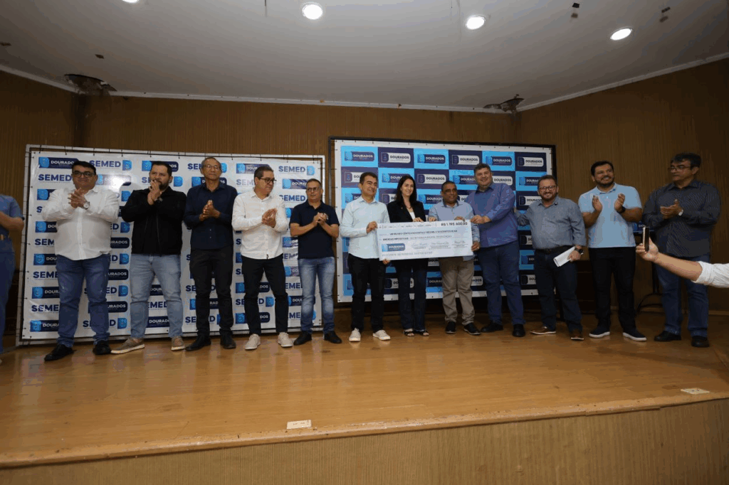 Em solenidade de pagamento de emendas, prefeito alerta para dificuldades financeiras