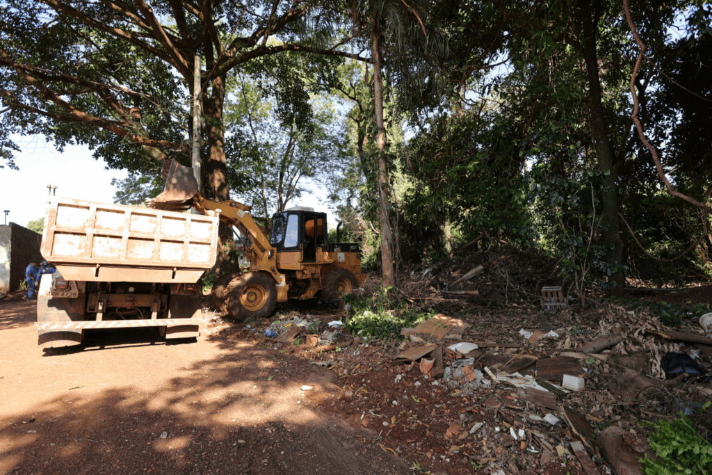Prefeitura realiza limpeza em área de preservação no Bairro Estrela Porã Prefeitura realiza limpeza em área de preservação no Bairro Estrela Porã