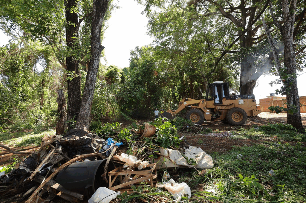 Prefeitura realiza limpeza em área de preservação no Bairro Estrela Porã Prefeitura realiza limpeza em área de preservação no Bairro Estrela Porã