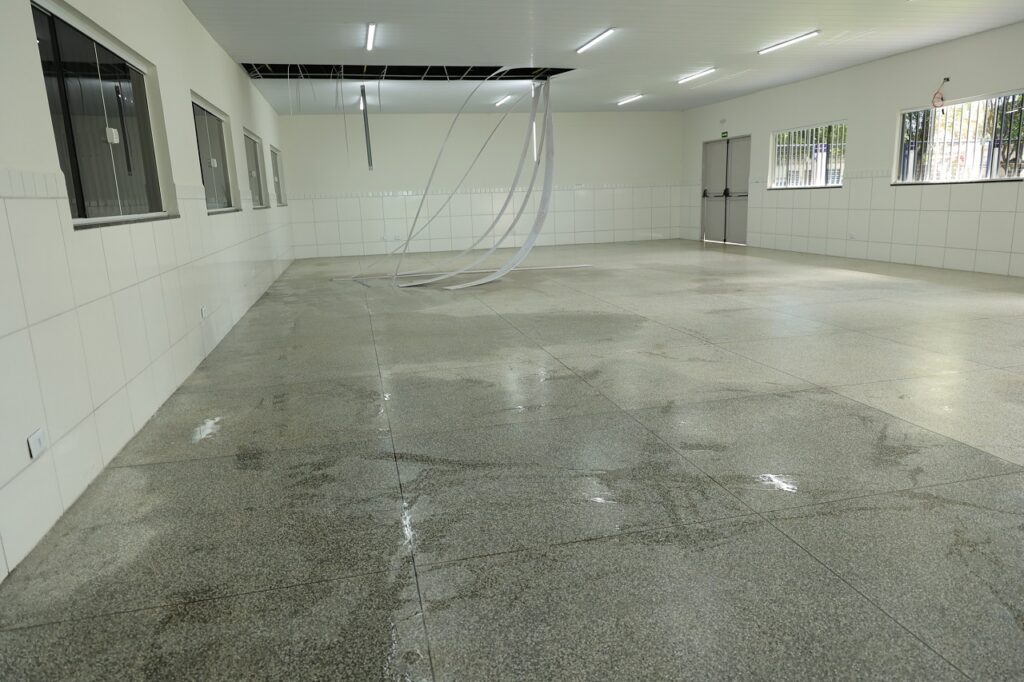Prefeitura inicia reparos no Centro Social do Panambi após chuva danificar o forro Prefeitura inicia reparos no Centro Social do Panambi após chuva danificar o forro