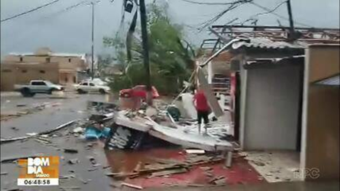 Tornado com ventos de até 250 km/h arrasa 8o% de cidade paranaense Tornado com ventos de até 250 km/h arrasa 8o% de cidade paranaense