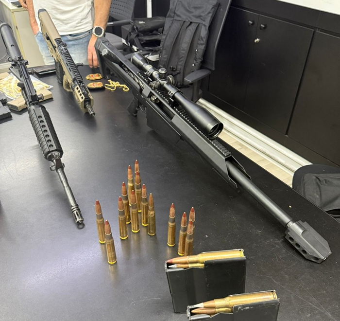 Arsenal de guerra é encontrado pela polícia na Zona Sul de São Paulo Arsenal de guerra é encontrado pela polícia na Zona Sul de São Paulo