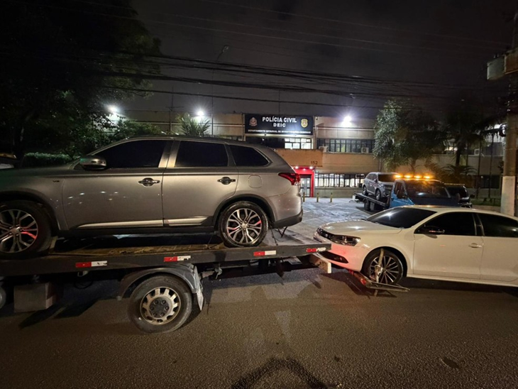 Arsenal de guerra é encontrado pela polícia na Zona Sul de São Paulo Arsenal de guerra é encontrado pela polícia na Zona Sul de São Paulo